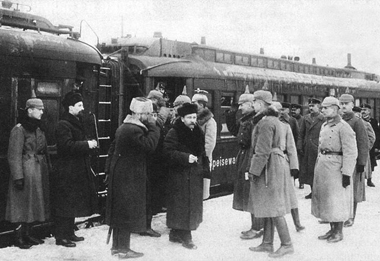 Встреча советской делегации на перроне вокзала в Брест-Литовске.