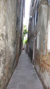 Увернуться от льющегося из окон дерьма было ох как не просто