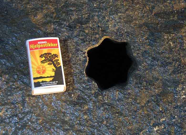 загадочное отверстия в камне